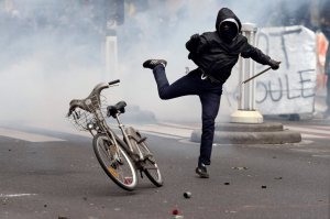 In Francia professionisti del caos a capo della rivolta