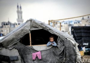 L’indignazione è già finita, le bombe no: cosa succede se ci dimentichiamo di Gaza