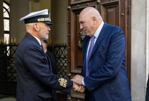 Le dissimulazioni ibride dei guerrafondai