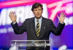 La CIA spia Tucker Carlson e vuole arrestarlo come 