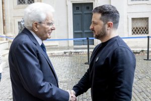 Ma a quale titolo Mattarella prende impegni con l’Ucraina?