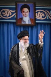 Sui cadaveri dei nemici caduti si avventano gli sciacalli