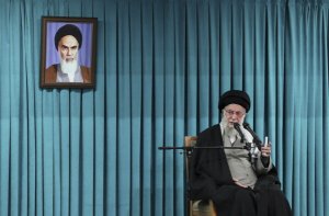 Il custode e la fiaccola: un ritratto umano e politico di Ali Khamenei