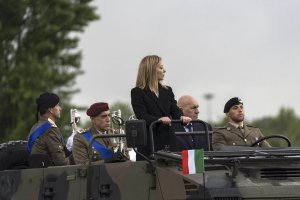 Davanti a Putin. Crosetto e Meloni: gli umiliati d’Europa in cerca di tregua