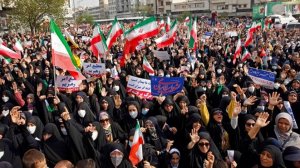 Sanzioni soffocanti e rivoluzioni colorate: come l'Occidente ha rubato la sovranità dell'Iran per secoli