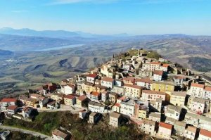 Contro la logica dello spopolamento. Il coraggio di resistere e restare